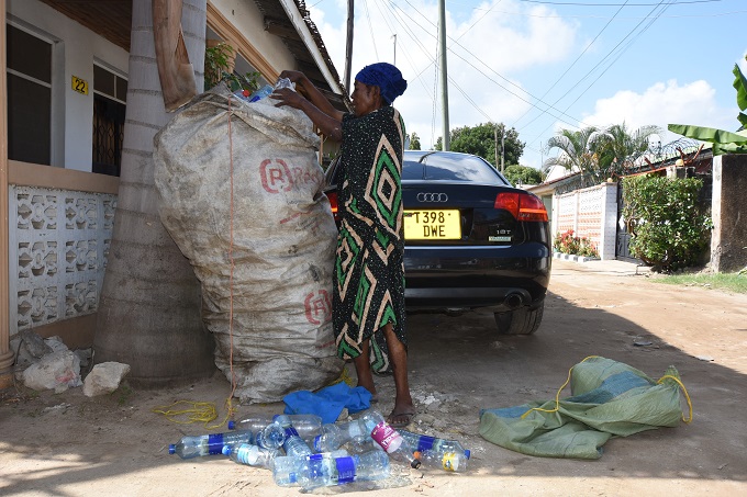 Müllsammlerin in Tansania Foto: NABU/Dorothee Braun