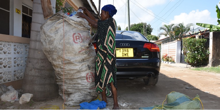 Müllsammlerin in Tansania Foto: NABU/Dorothee Braun