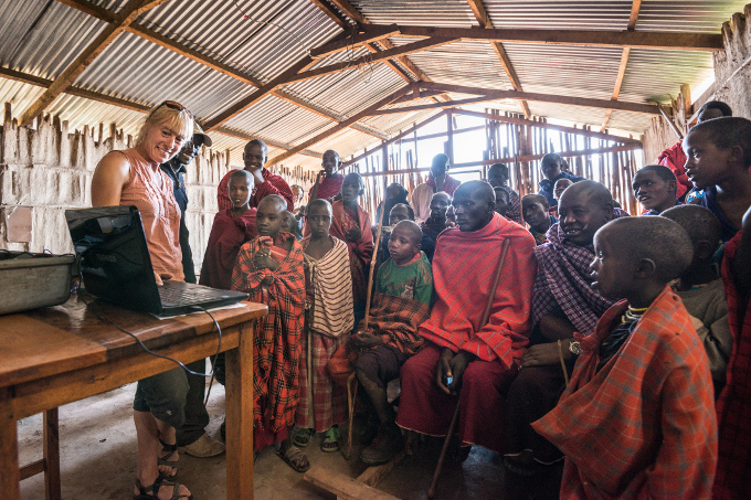Zu Löwenschützern ausgebildete Massai-Krieger leisten in ihren Dörfern Aufklärungsarbeit, warnen rechtzeitig vor Viehrissen und setzen sich für das Ende der traditionellen Löwenjagden ein. - Foto: Ingela Jansson