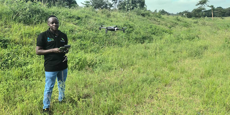 Leonidas Momburi startet eine Drohne Foto: Nature Tanzania