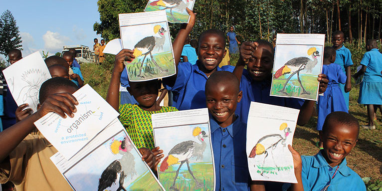 Kinder präsentieren ihre gemalten Grauen Kronenkraniche Foto: RWCA