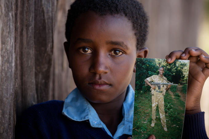 Metekini, 15 Jahre alt, mit einem Foto von seinem Vater