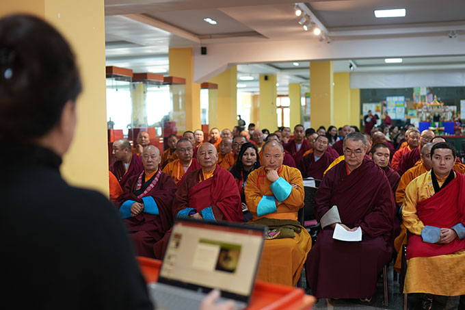 Dr. Bararba Maas bei der Eröffnungsrede in Ulaanbaatar Foto: Mongolian Buddhist Devotees