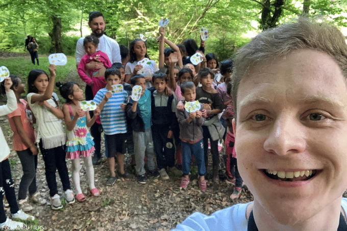 NABU-Mitarbeiter Ivan Tymofeiev mit einer Gruppe von Kindern in der West-Ukraine.
