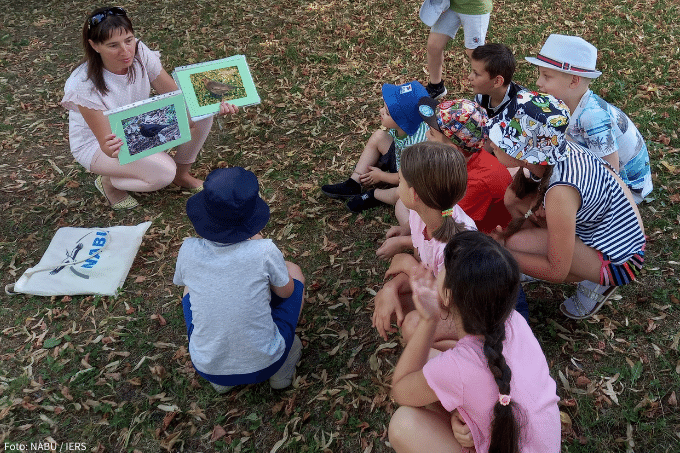 Kindergruppe bei Workshop über Vögel im Wald