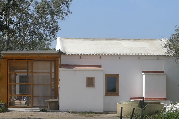 Zerstörtes Freiwilligenhaus im Riet Vell im spanischen Ebrodelta wieder aufgebaut