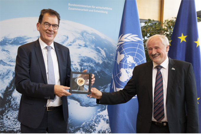 Übergabe der Eine-Welt-Medaille an Olaf Tschimpke durch Entwicklungsminister Gerd Müller (CSU)